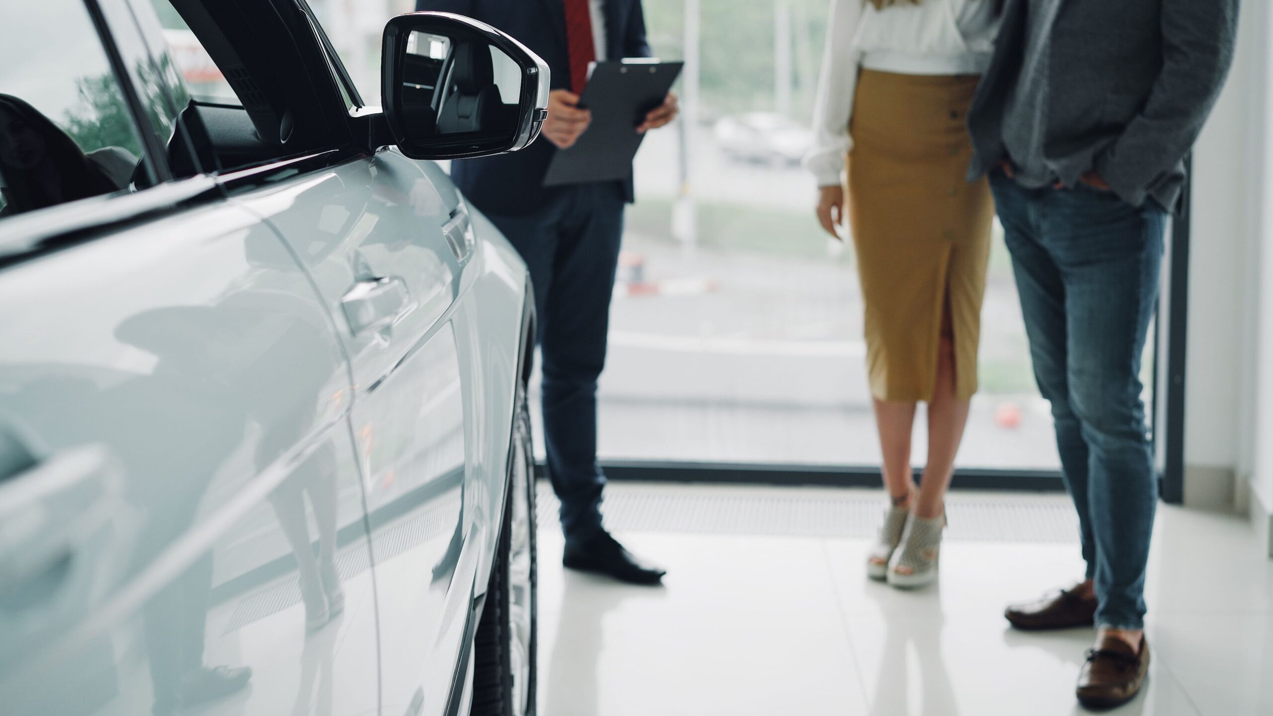 Consegna delle chiavi di un'auto a un cliente